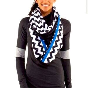 NWT Lululemon Vinyasa Scarf Luon Light
Arrow Chevron White Black / Black